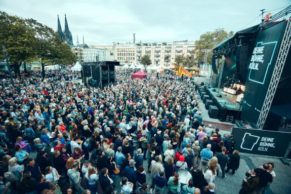Eröffnungsfest Bühnen Köln Blick auf Openair-Bühne