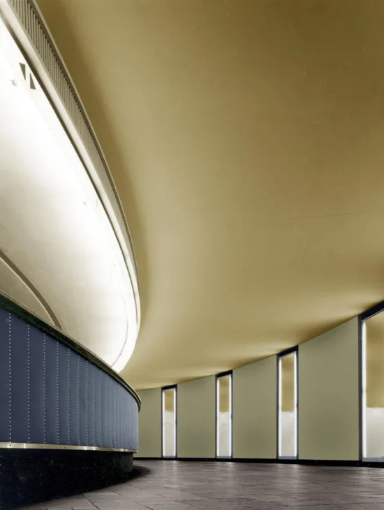 Ansicht der Garderobe im Opernhaus mit Originalfarben des Architekten Riphahn.